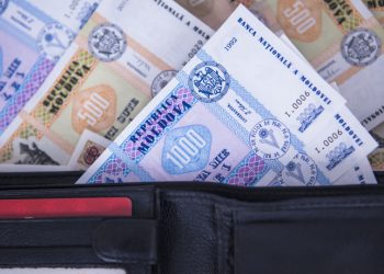 Столичные правоохранители вернули женщине сумку с крупной суммой денег | VIDEO