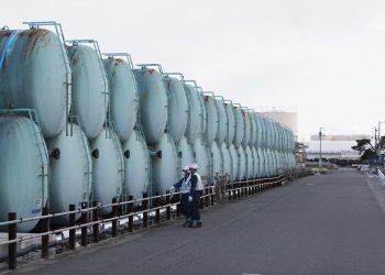 В Японии разрешили слить в океан очищенную от радиоактивных частиц воду с «Фукусимы-1»
