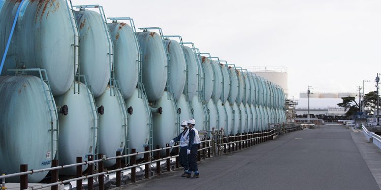 В Японии разрешили слить в океан очищенную от радиоактивных частиц воду с «Фукусимы-1»