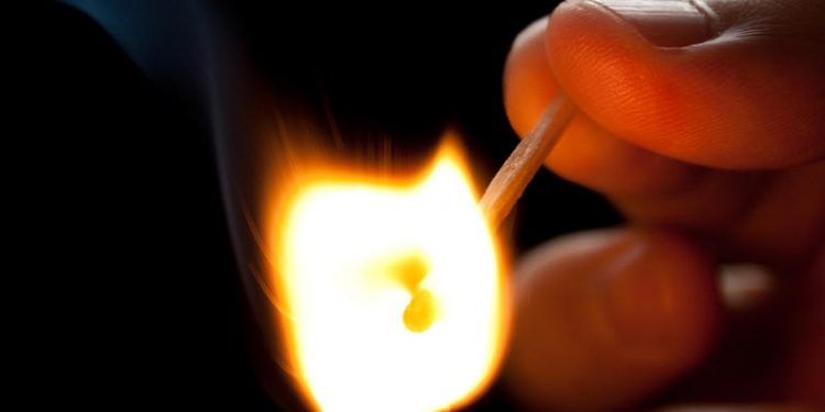 На почве ревности мужчина облил возлюбленную водкой и поджег