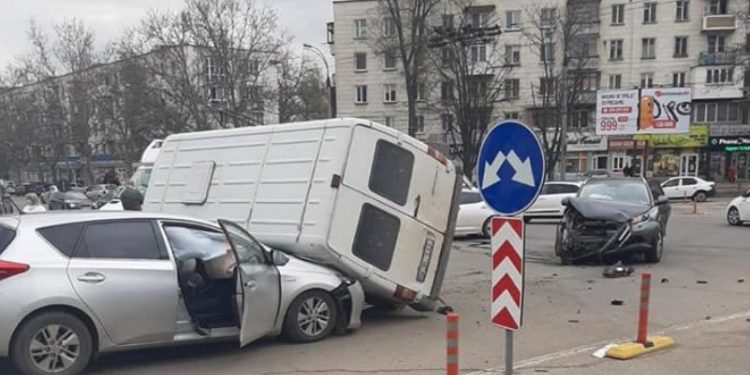 Массовая авария в столичном районе Ботаника