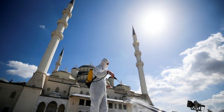 Власти Турции объявили трехдневный локдаун