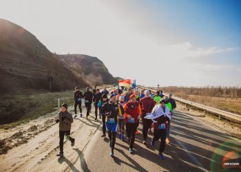 De la galoși la adidași. Cum s-a schimbat viața băiatului care a participat la un maraton de alergat în papuci din cauciuc | VIDEO