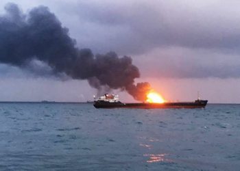 В Охотском море загорелся траулер с 80 моряками