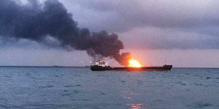 В Охотском море загорелся траулер с 80 моряками