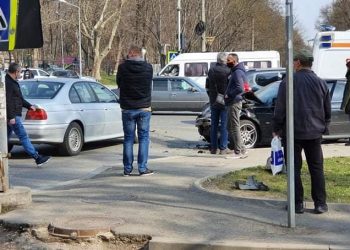 Accident cu patru răniți, în capitală. Trei mașini s-au tamponat violent | FOTO