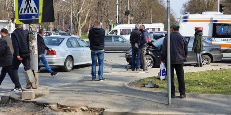 Accident cu patru răniți, în capitală. Trei mașini s-au tamponat violent | FOTO