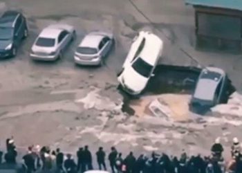 В Петербурге два автомобиля провалились под асфальт | VIDEO