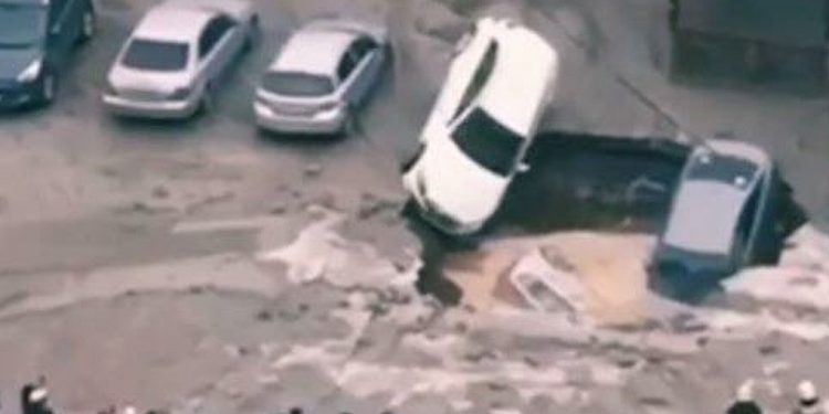 В Петербурге два автомобиля провалились под асфальт | VIDEO