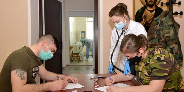 Circa 400 de militari prin contract, vaccinați împotriva COVID-19. Precizările Ministerului Apărării