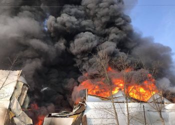 Incendiu devastator, în capitală: La fața locului luptă cu focul 15 echipe de pompieri | VIDEO