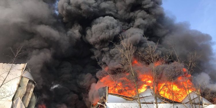 Incendiu devastator, în capitală: La fața locului luptă cu focul 15 echipe de pompieri | VIDEO