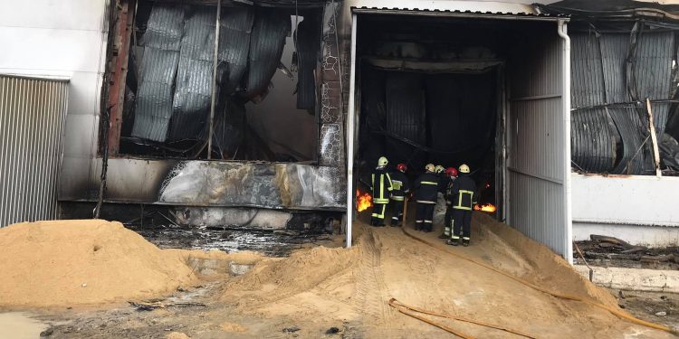 ГИЧС предоставил подробности утреннего пожара: На столичном складе вытекло более 40 литров ацетона