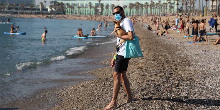 Греция в начале мая начнет ослаблять основные ограничения