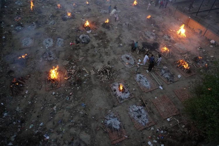 Sistemul sanitar din India este depășit. Corpurile oamenilor care au murit de COVID sunt incinerate în masă | FOTO
