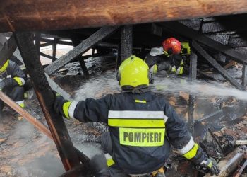 Incendiu de groază, la Cimișlia. Șase echipe de pompieri au luptat cu focul | FOTO