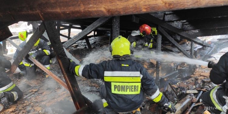 Incendiu de groază, la Cimișlia. Șase echipe de pompieri au luptat cu focul | FOTO