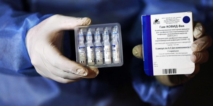 Евросоюз проверит на этичность испытания вакцины «Спутник V»