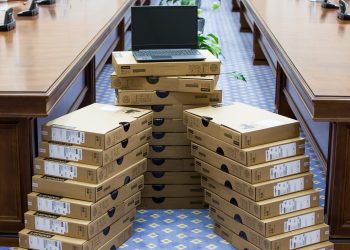 10.000 de laptopuri vor fi distribuite în raioanele țării, pentru elevii claselor gimnaziale