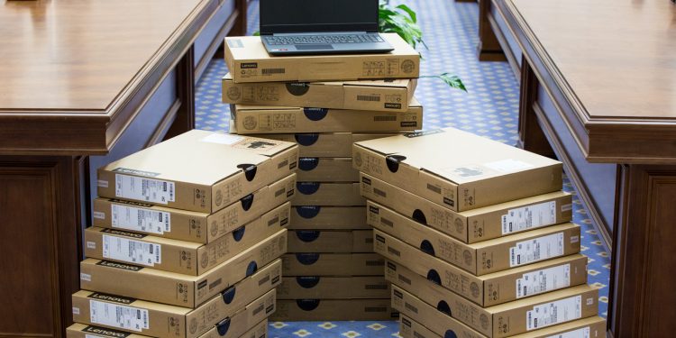 10.000 de laptopuri vor fi distribuite în raioanele țării, pentru elevii claselor gimnaziale