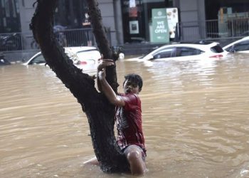 СМИ: В Индонезии из-за оползней и наводнений погибли 20 человек