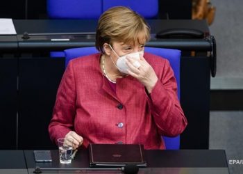 Меркель сделала прививку вакциной AstraZeneca