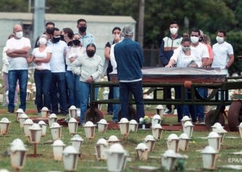 Жертвами COVID в мире стали три миллиона человек