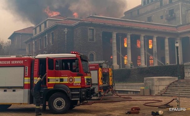 В Кейптаунском университете возник крупный пожар | FOTO