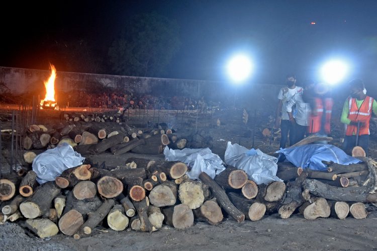 Sistemul sanitar din India este depășit. Corpurile oamenilor care au murit de COVID sunt incinerate în masă | FOTO