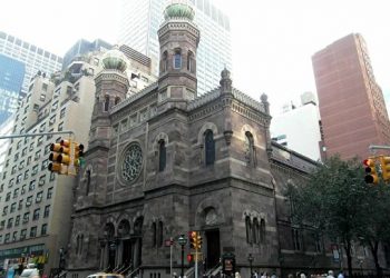 Неизвестный совершил шесть нападений на синагоги за два дня