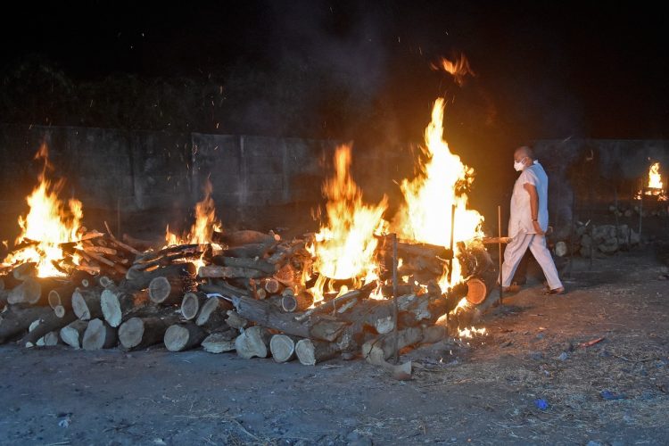 Sistemul sanitar din India este depășit. Corpurile oamenilor care au murit de COVID sunt incinerate în masă | FOTO
