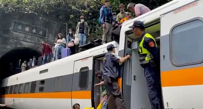 Accident feroviar, în Taiwan. Cel puţin 36 de morţi şi peste 70 de răniţi