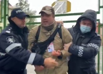 Mai mulți manifestanți în fața CC au fost stropiți cu gaze lacrimogene de către un activist | VIDEO