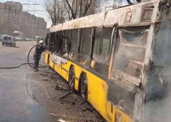 Un autobuz de pasageri s-a aprins în centrul orașului Kiev | VIDEO