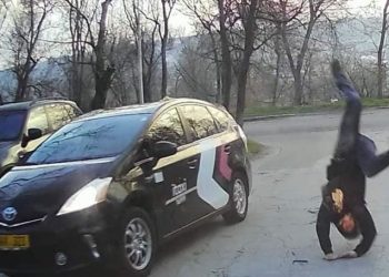 Momentul în care un băiat este accidentat în plin, de un taxi | VIDEO