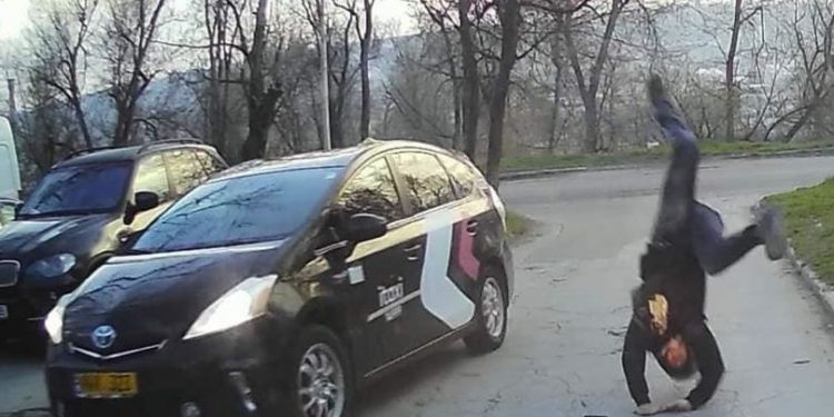 Momentul în care un băiat este accidentat în plin, de un taxi | VIDEO
