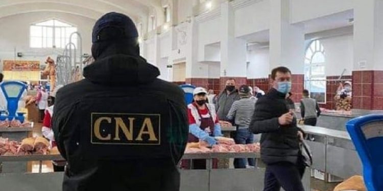 Funcţionari şi agenţi economici, bănuiţi de corupţie  la eliberarea certificatelor sanitare, în cea mai mare piaţă din capitală | FOTO