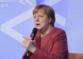 Меркель появилась на публике со странной повязкой на среднем пальце