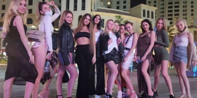 40 de tinere, inclusiv din Republica Moldova, reținute de polițiști în Dubai: Pozau nud la balcon