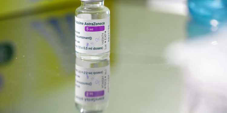 Marea Britanie: 7 persoane vaccinate cu AstraZeneca au murit în urma formării de cheaguri de sânge. Câte cazuri de tromboză au fost