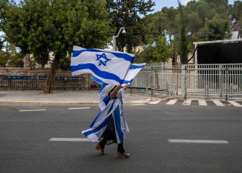 В Израиле разрешили не носить маски на улице