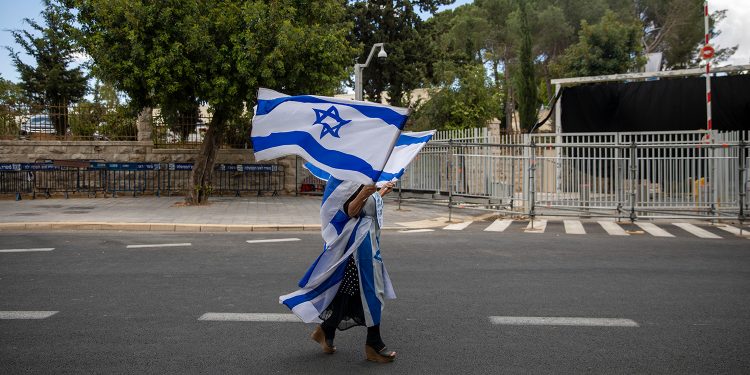 В Израиле разрешили не носить маски на улице