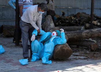 Pandemia a devenit dezastru umanitar în India. Medicii cer oamenilor să nu mai stocheze cilindri de oxigen în case