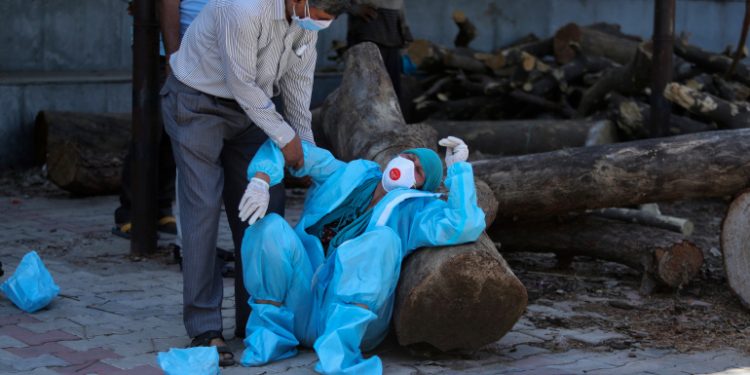 Pandemia a devenit dezastru umanitar în India. Medicii cer oamenilor să nu mai stocheze cilindri de oxigen în case