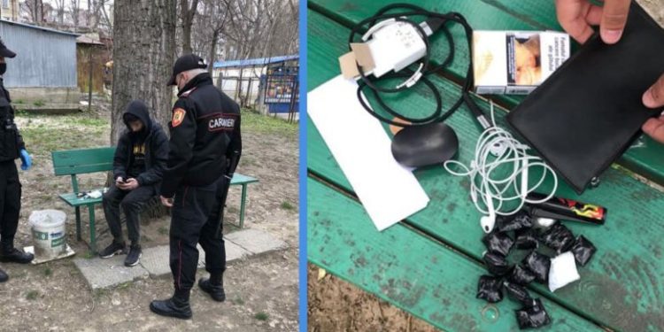 Un tânăr de 17 ani cu 12 pachete cu droguri identificat de carabinieri în sectorul Râșcani al capitalei