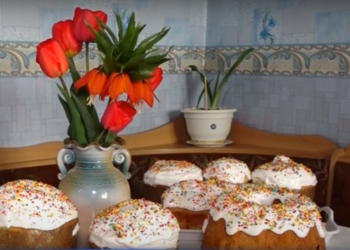 Miros de tradiții în casele creștinilor ortodocși: Gospodinele au copt pasca și au pus mielul la marinat | VIDEO