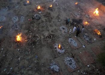 Sistemul sanitar din India este depășit. Corpurile oamenilor care au murit de COVID sunt incinerate în masă | FOTO