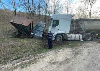 Un camion a spulberat un Logan parcat pe acostament: Un tânăr a murit