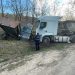 Un camion a spulberat un Logan parcat pe acostament: Un tânăr a murit