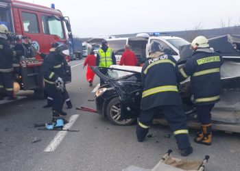 Un bărbat de 55 de ani a murit după ce mașina pe care o conducea s-a tamponat cu un autocamion | FOTO